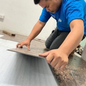bfloor-team-installers-laying-flooring